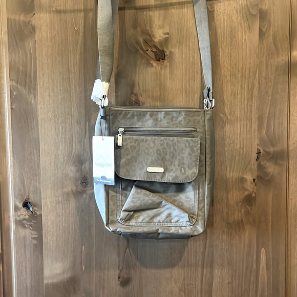 Baggallini Pocket Town Crossbody - Picture 1 of 3